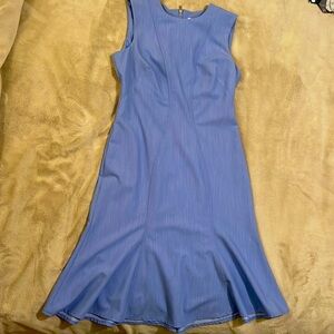 size 8. It looks beautiful. It was used once.